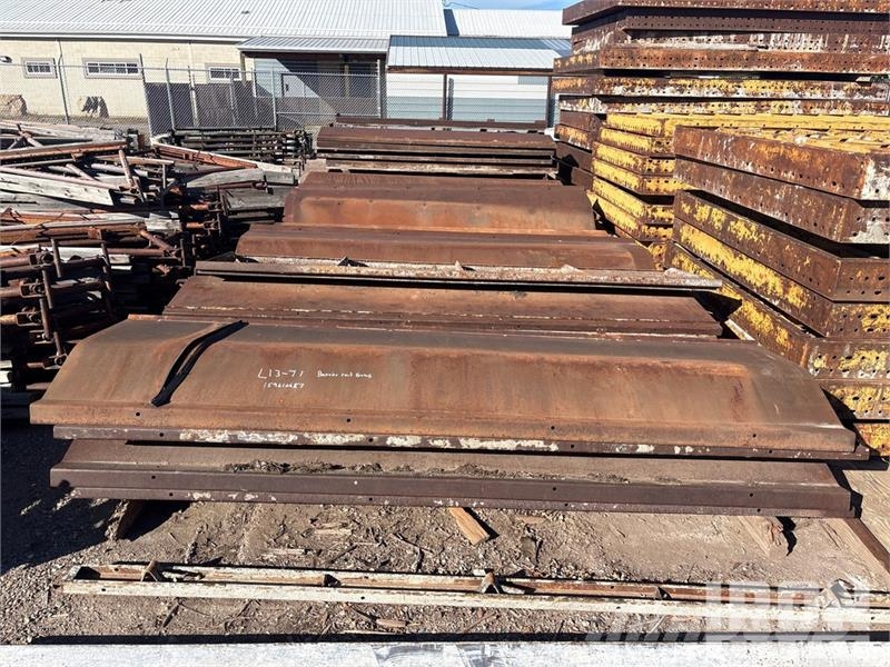 Quantity of (42) Metal Forms Barrier rail forms Co Zubehör