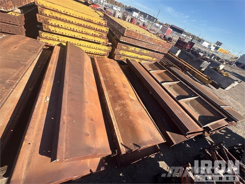 Quantity of (42) Metal Forms Barrier rail forms Co Zubehör