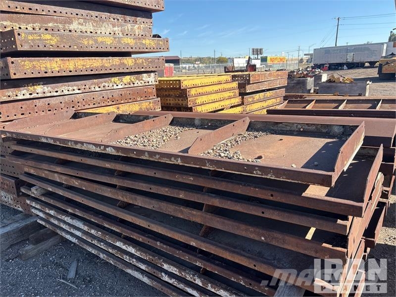Quantity of (42) Metal Forms Barrier rail forms Co Zubehör