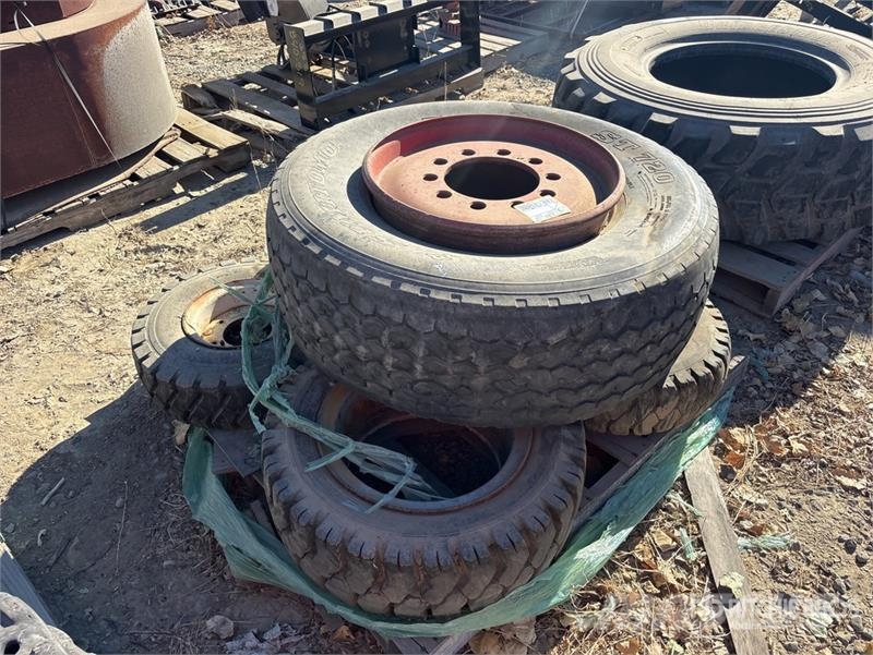Quantity of (5) 385/65R22.5 Tires 타이어, 휠 및 림
