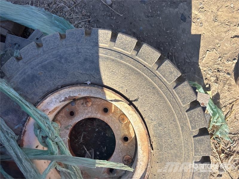 Quantity of (5) 385/65R22.5 Tires 타이어, 휠 및 림