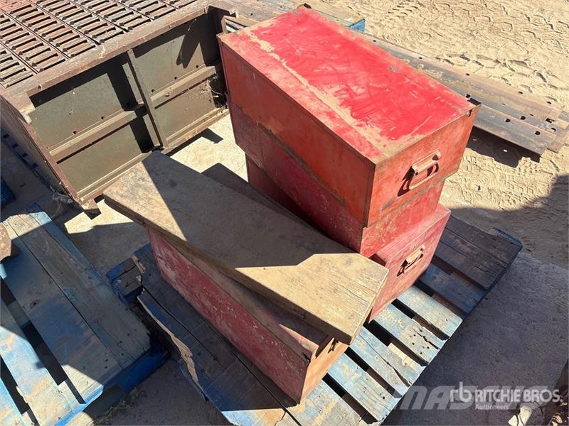  Quantity of (5) Tool Box Otros