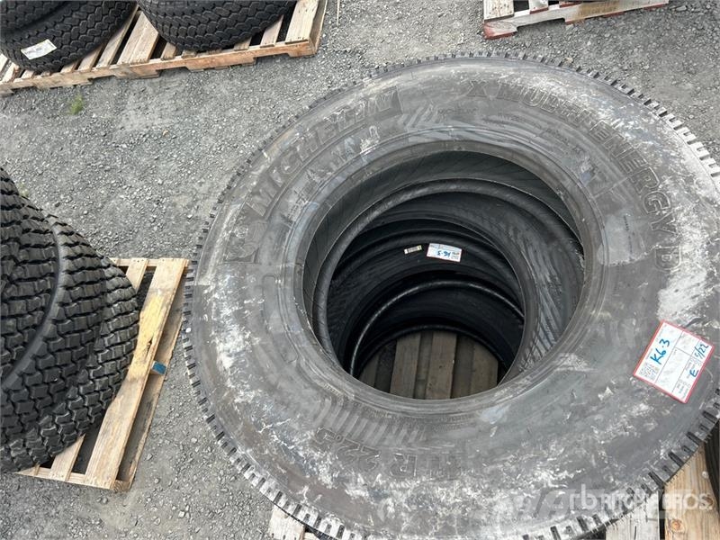 Quantity of (6) 11R22.5 Tires Tyres, wheels and rims