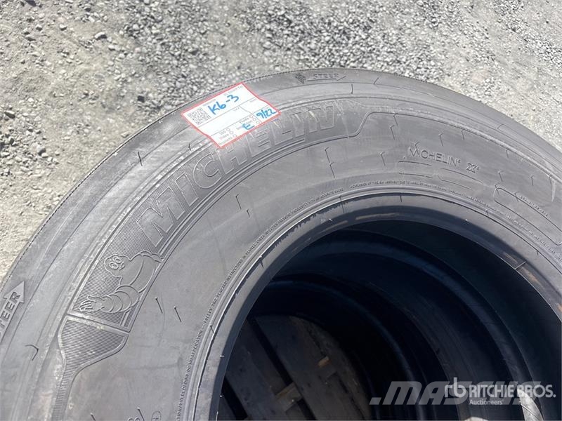 Quantity of (6) 11R22.5 Tires Gumiabroncsok, kerekek és felnik