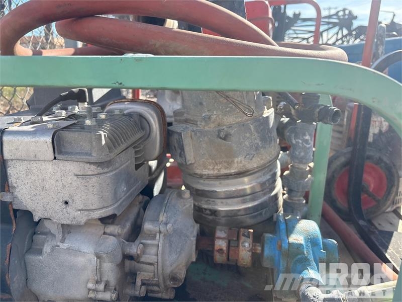 Quantity of (6) 3 submersible pumps, 3 mud pumps 폐기물 펌프