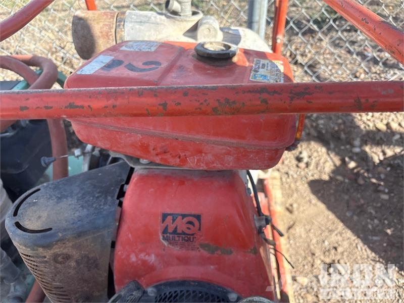 Quantity of (6) 3 submersible pumps, 3 mud pumps 폐기물 펌프