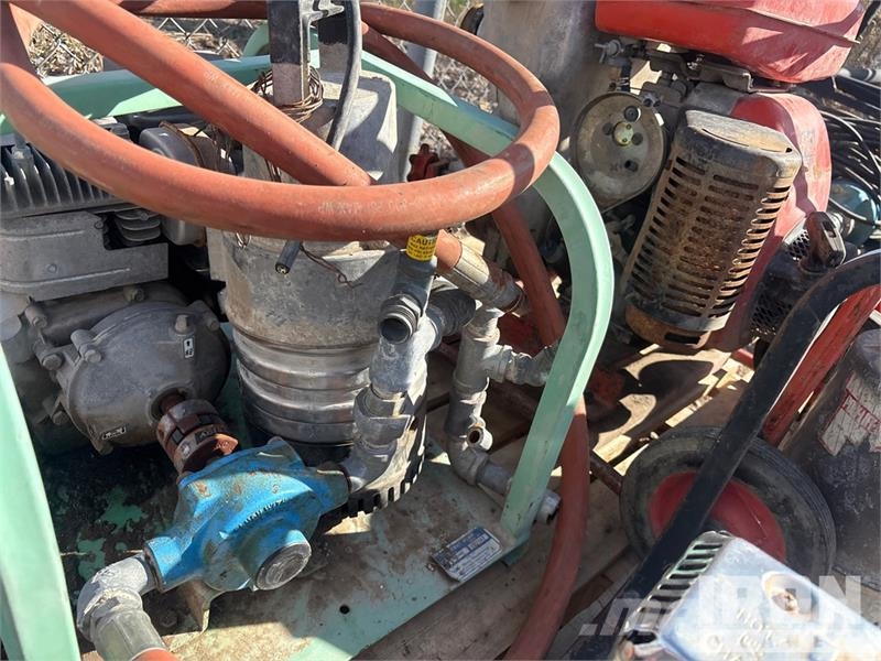 Quantity of (6) 3 submersible pumps, 3 mud pumps 폐기물 펌프