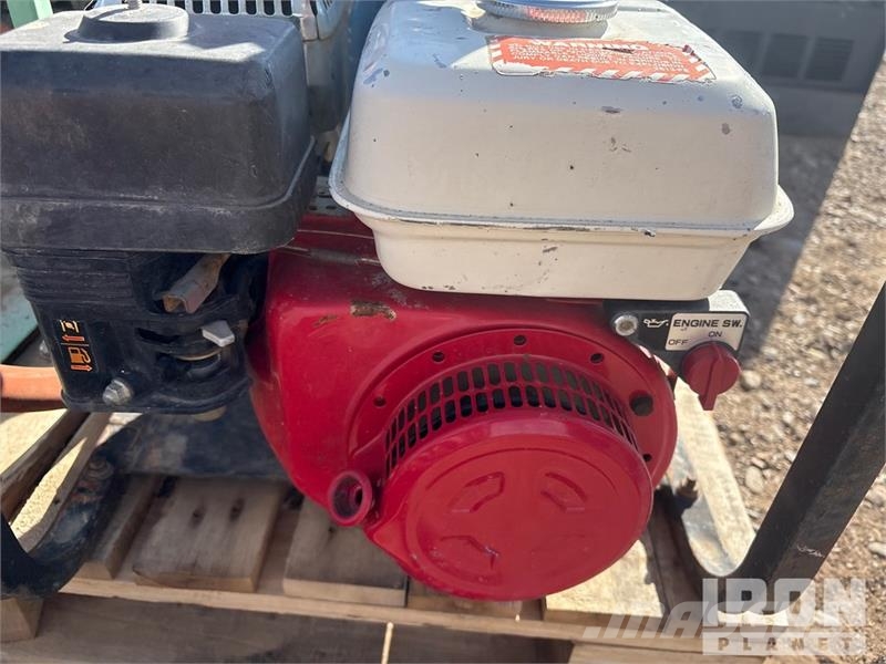 Quantity of (6) 3 submersible pumps, 3 mud pumps 폐기물 펌프