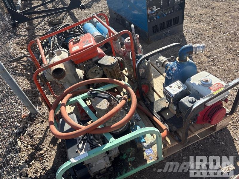 Quantity of (6) 3 submersible pumps, 3 mud pumps 폐기물 펌프