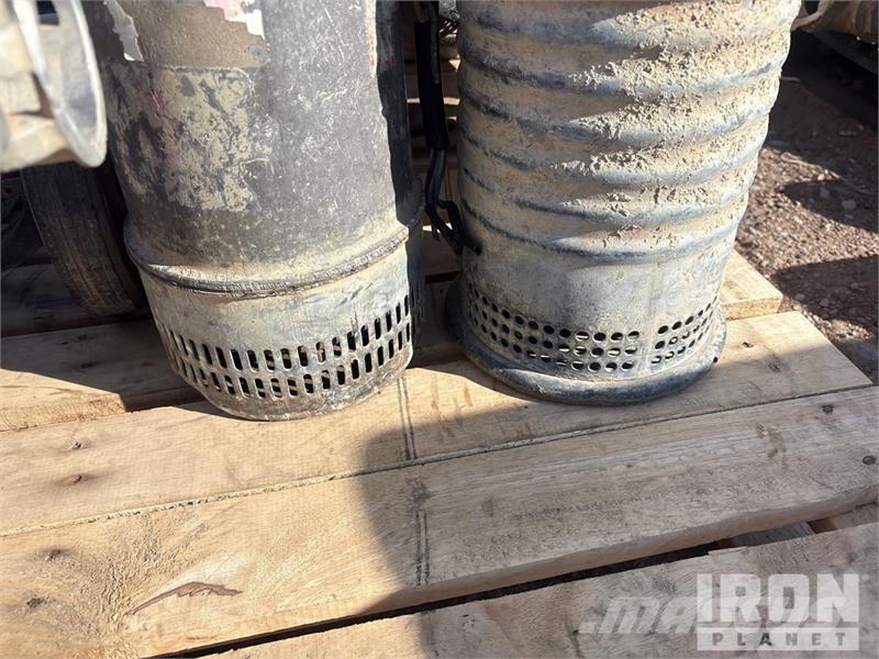 Quantity of (6) 3 submersible pumps, 3 mud pumps 폐기물 펌프