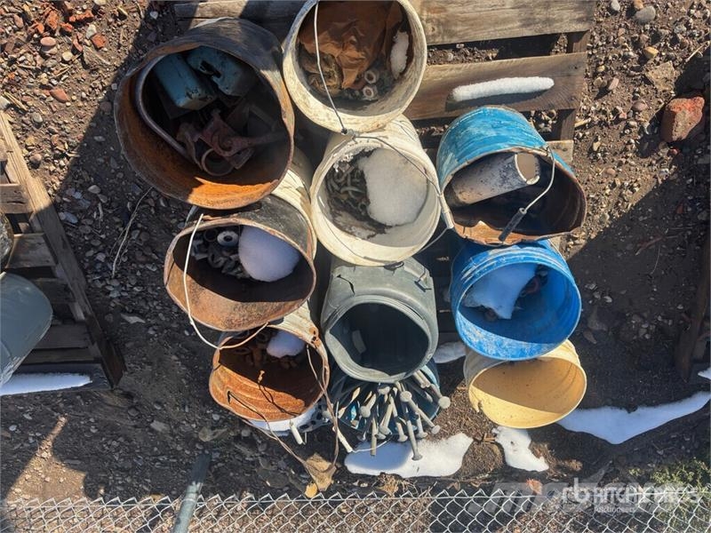 Quantity of (6) Pallets of Misc. Hardware Espalhadores de areia e sal