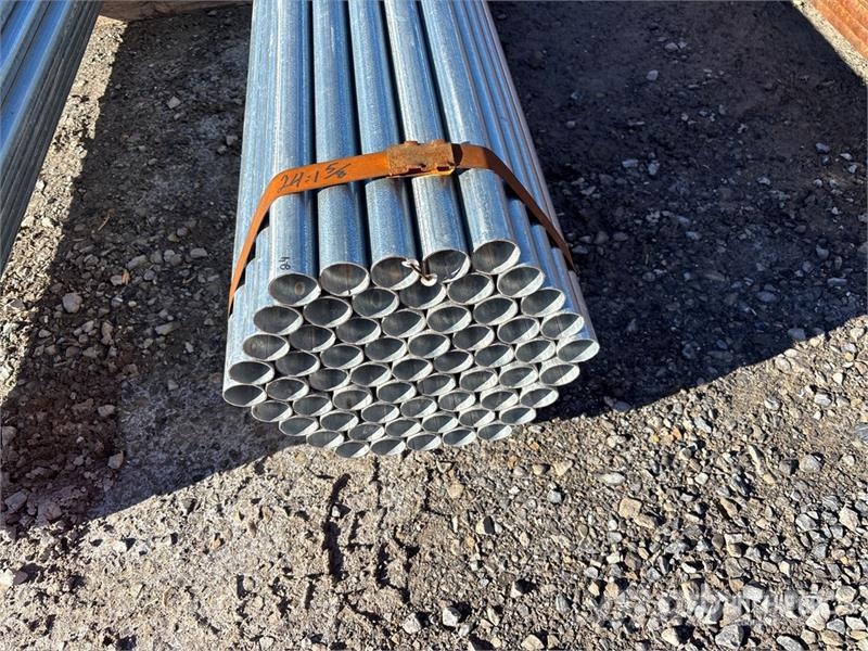 Quantity of (61) 288 in Galvanized Pipe Talhas, guinchos e elevadores de materiais