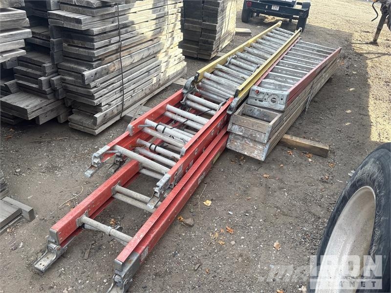 Quantity of (7) 4-fiberglass extension letters, 3- Létrák és emelvények