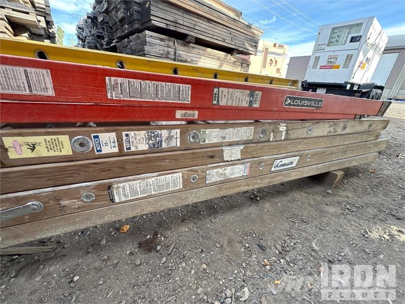 Quantity of (7) 4-fiberglass extension letters, 3- Létrák és emelvények