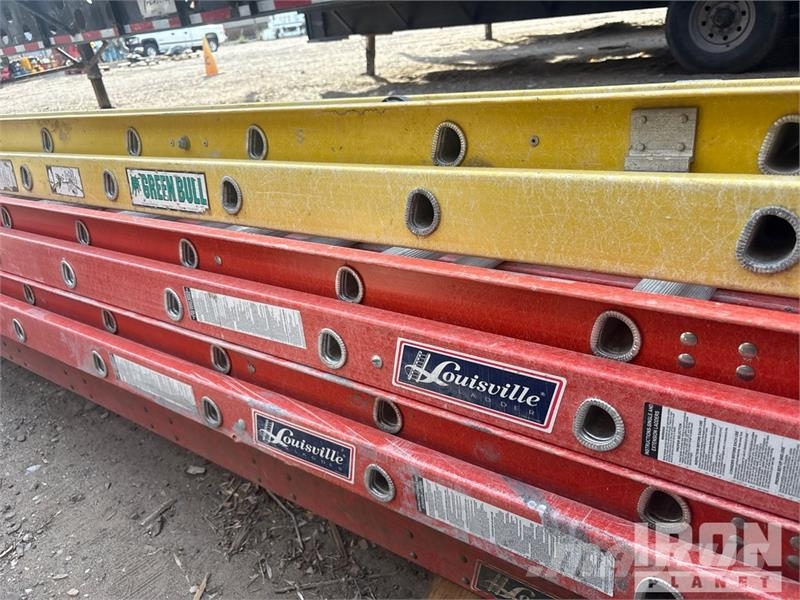 Quantity of (7) 4-fiberglass extension letters, 3- Létrák és emelvények