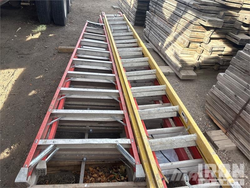 Quantity of (7) 4-fiberglass extension letters, 3- Létrák és emelvények
