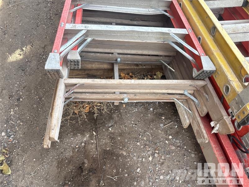 Quantity of (7) 4-fiberglass extension letters, 3- Létrák és emelvények
