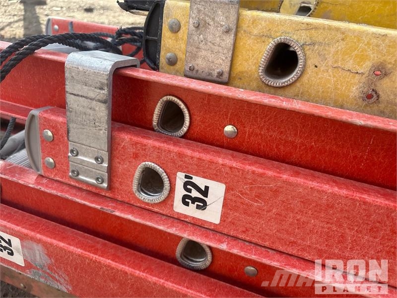 Quantity of (7) 4-fiberglass extension letters, 3- Létrák és emelvények