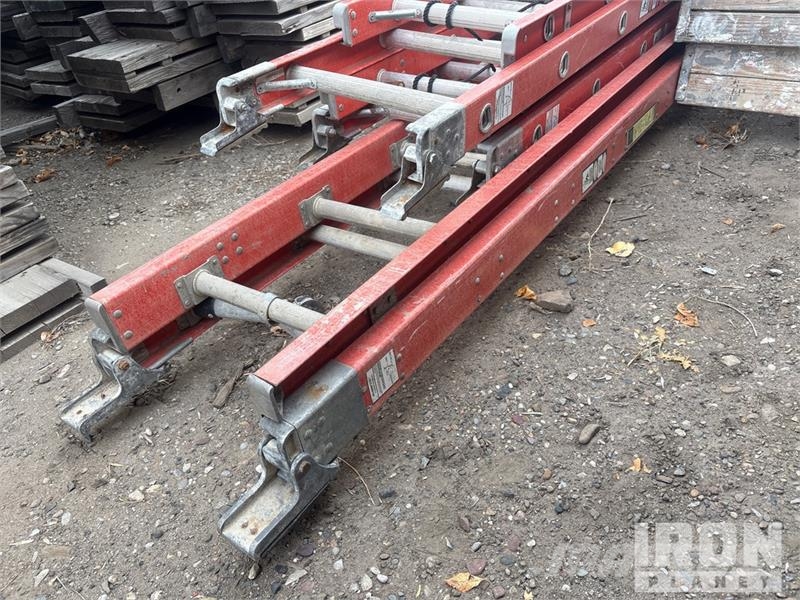 Quantity of (7) 4-fiberglass extension letters, 3- Létrák és emelvények