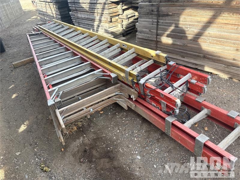 Quantity of (7) 4-fiberglass extension letters, 3- Létrák és emelvények