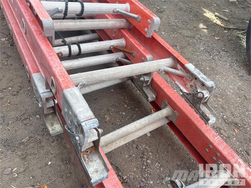 Quantity of (7) 4-fiberglass extension letters, 3- Létrák és emelvények