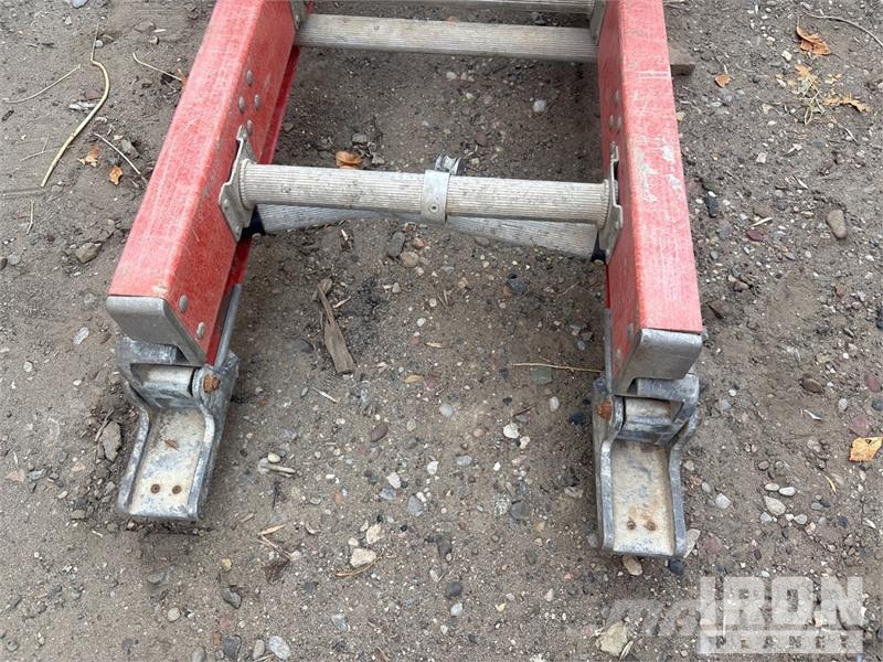 Quantity of (7) 4-fiberglass extension letters, 3- Létrák és emelvények