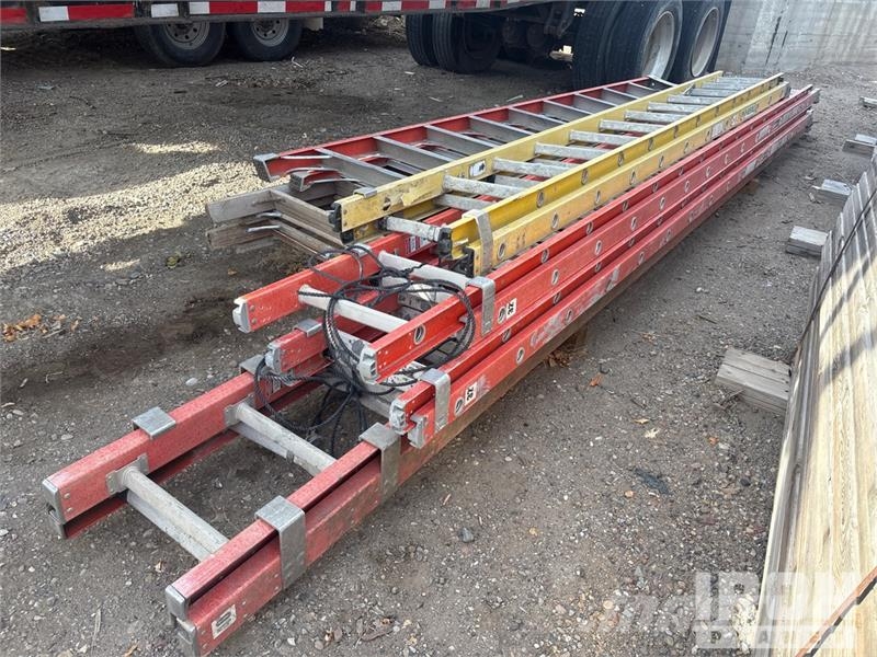Quantity of (7) 4-fiberglass extension letters, 3- Létrák és emelvények