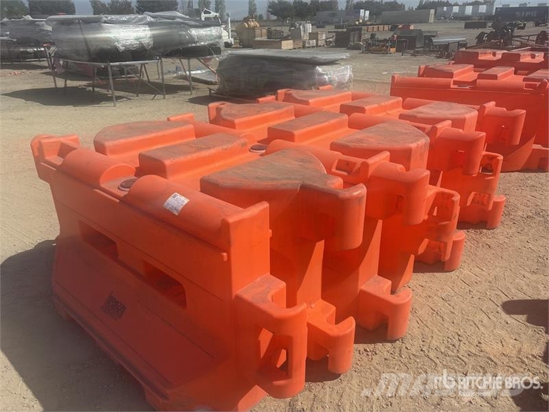 Quantity of (7) Water Barricades Safety Supplies Andre komponenter