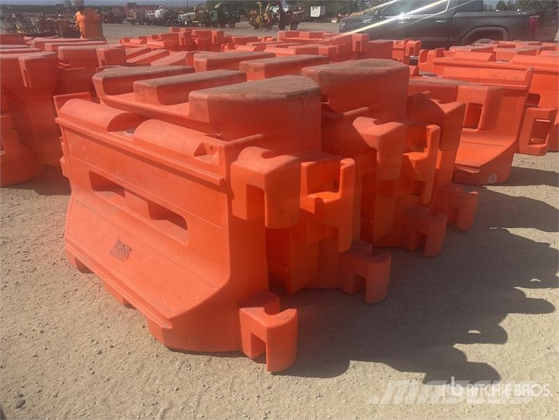 Quantity of (7) Water Barricades Safety Supplies Andre komponenter