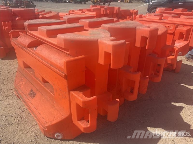 Quantity of (7) Water Barricades Safety Supplies Andre komponenter