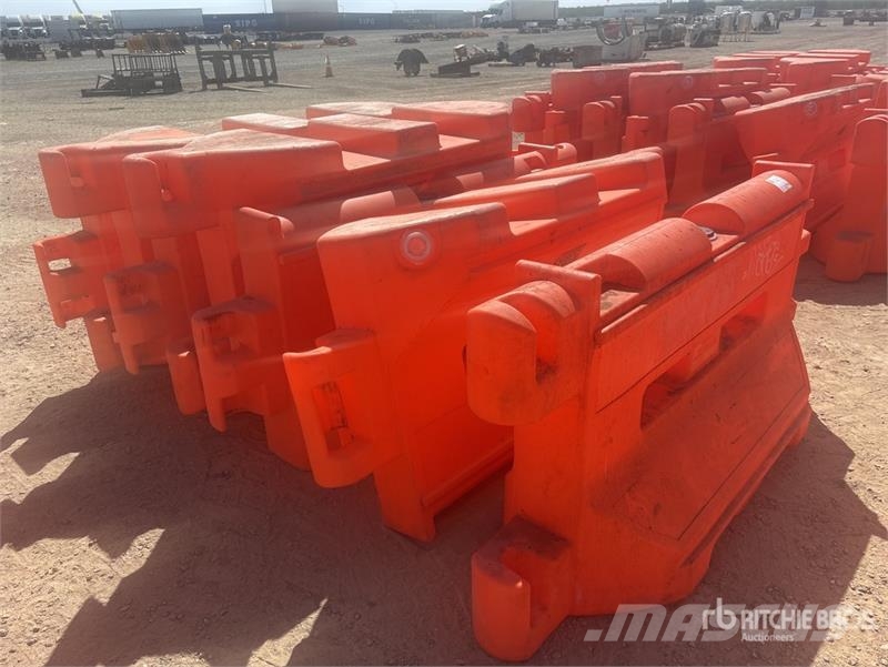 Quantity of (7) Water Barricades Safety Supplies Andre komponenter