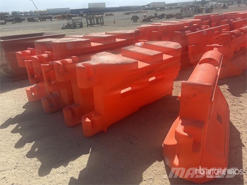 Quantity of (7) Water Barricades Safety Supplies Andre komponenter