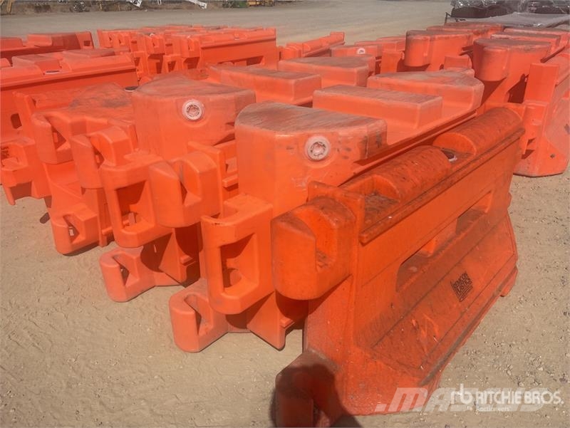 Quantity of (7) Water Barricades Safety Supplies Andre komponenter