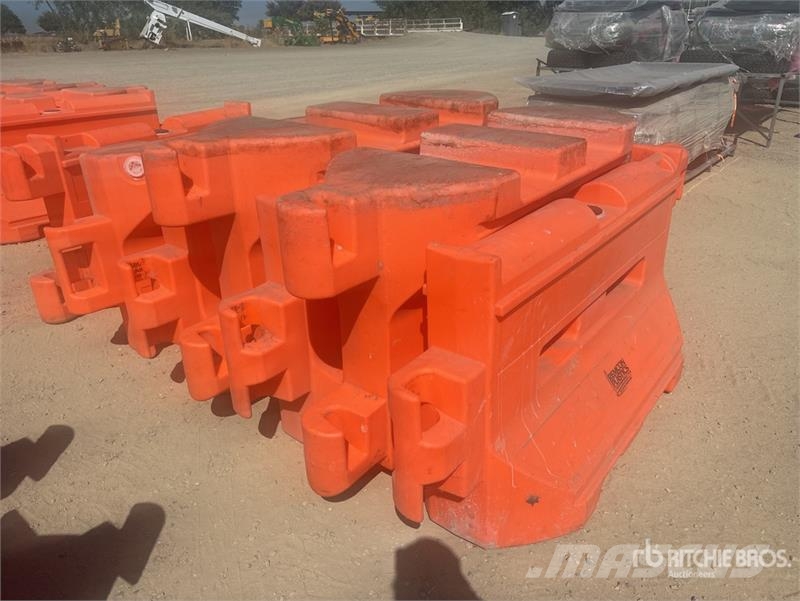 Quantity of (7) Water Barricades Safety Supplies Andre komponenter
