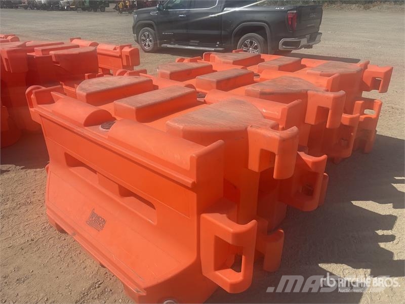 Quantity of (7) Water Barricades Safety Supplies Andre komponenter