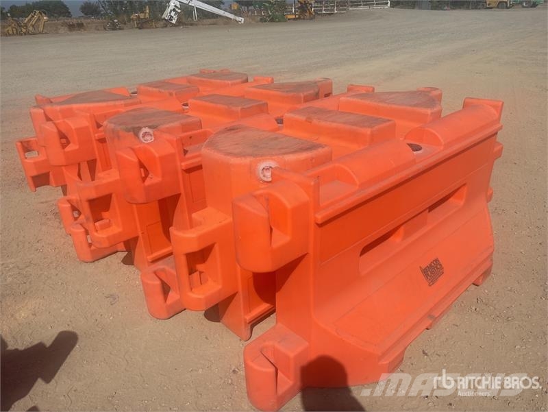 Quantity of (7) Water Barricades Safety Supplies Andre komponenter