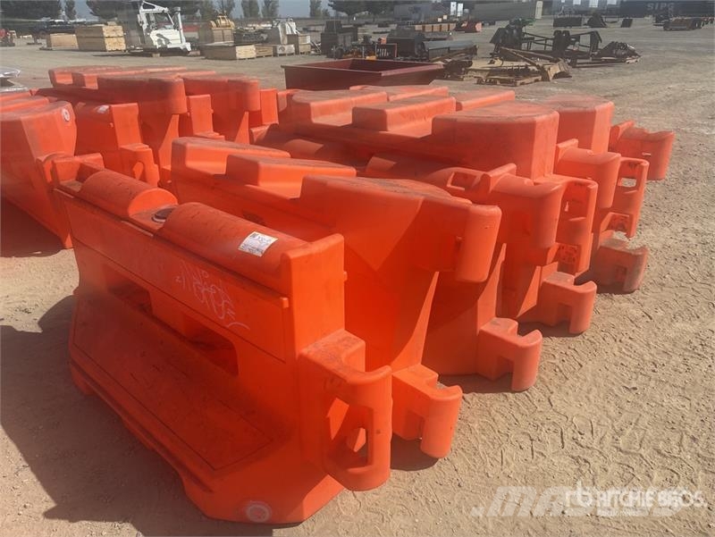 Quantity of (7) Water Barricades Safety Supplies Andre komponenter