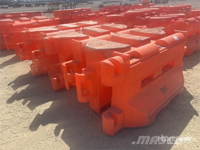 Quantity of (7) Water Barricades Safety Supplies Andre komponenter