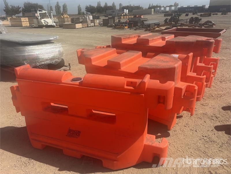 Quantity of (7) Water Barricades Safety Supplies Andre komponenter