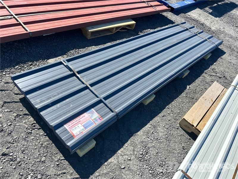 Quantity of (70) 12 ft x 3 ft Grey Metal Roof Pane Verricelli, paranchi e sollevatori per materiali
