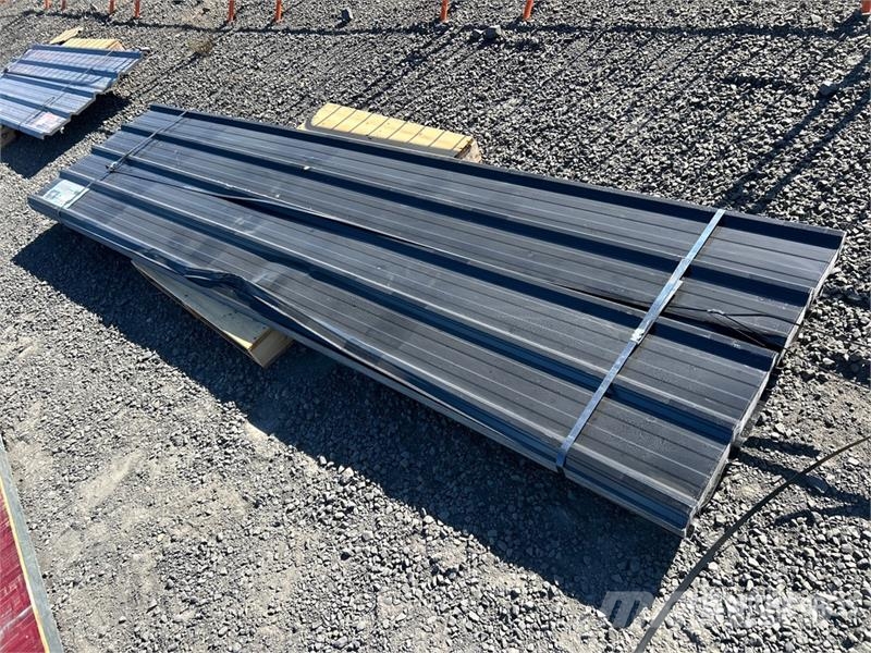 Quantity of (70) 12 ft x 3 ft Black Metal Roof Pan Talhas, guinchos e elevadores de materiais