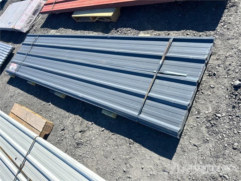 Quantity of (70) 12 ft x 3 ft Grey Metal Roof Pane Verricelli, paranchi e sollevatori per materiali