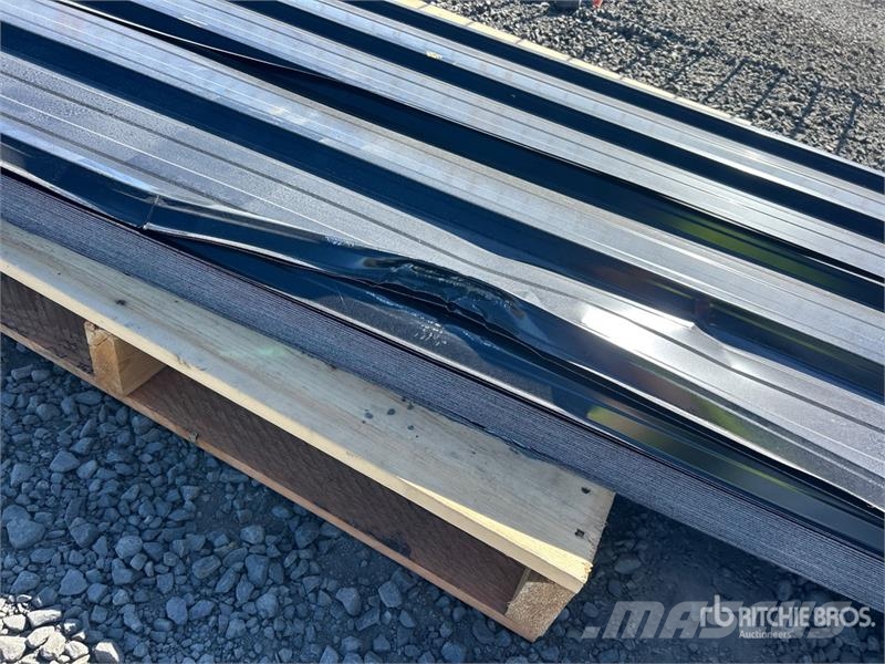 Quantity of (70) 12 ft x 3 ft Black Metal Roof Pan Talhas, guinchos e elevadores de materiais