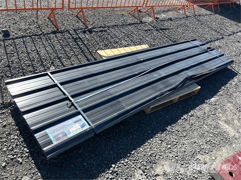 Quantity of (70) 12 ft x 3 ft Black Metal Roof Pan Talhas, guinchos e elevadores de materiais