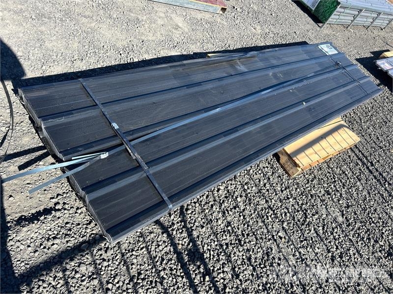 Quantity of (70) 12 ft x 3 ft Black Metal Roof Pan Talhas, guinchos e elevadores de materiais