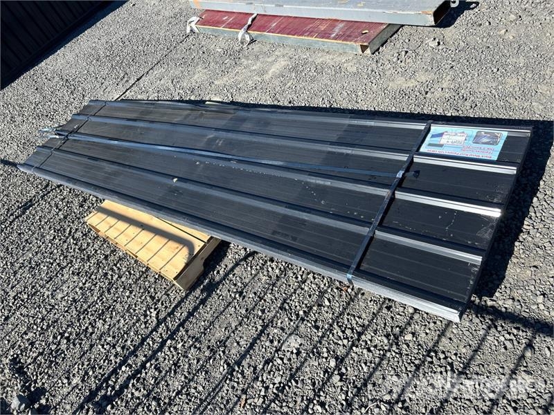 Quantity of (70) 12 ft x 3 ft Black Metal Roof Pan Talhas, guinchos e elevadores de materiais