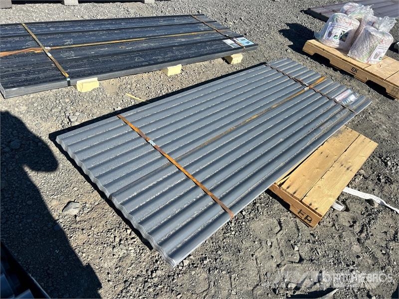 Quantity of (70) 8 ft x 3 ft Grey Metal Roof Panel Verricelli, paranchi e sollevatori per materiali