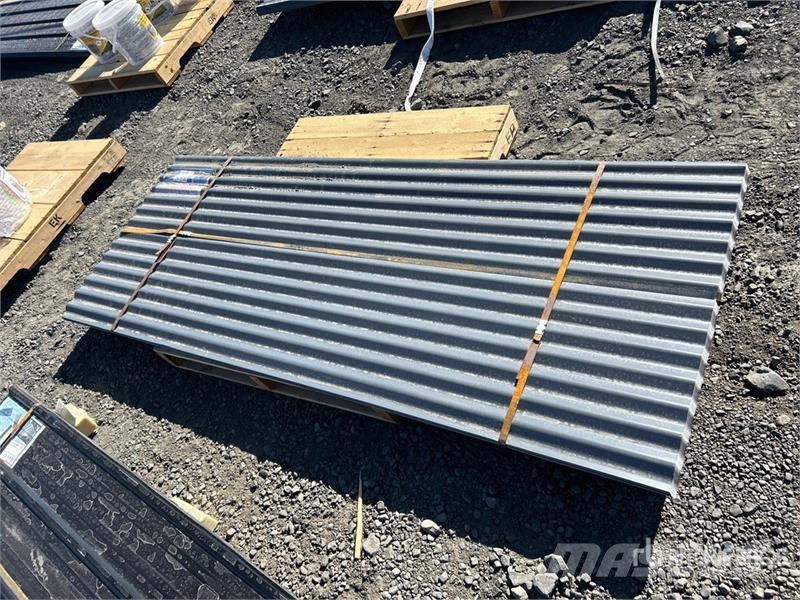 Quantity of (70) 8 ft x 3 ft Grey Metal Roof Panel Verricelli, paranchi e sollevatori per materiali
