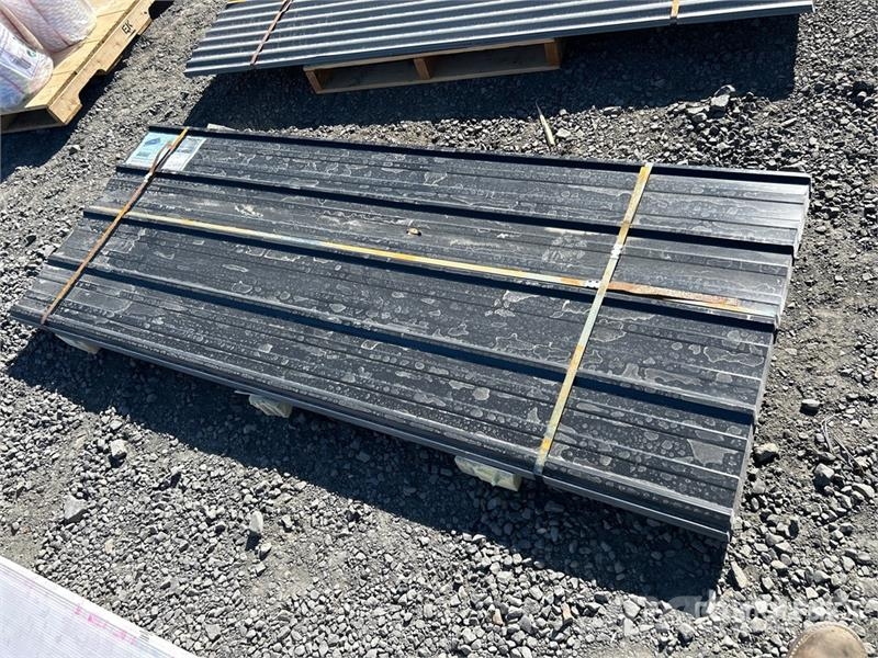  Quantity of (70) 8 ft x 3 ft Black Metal Roof Pane Talhas, guinchos e elevadores de materiais