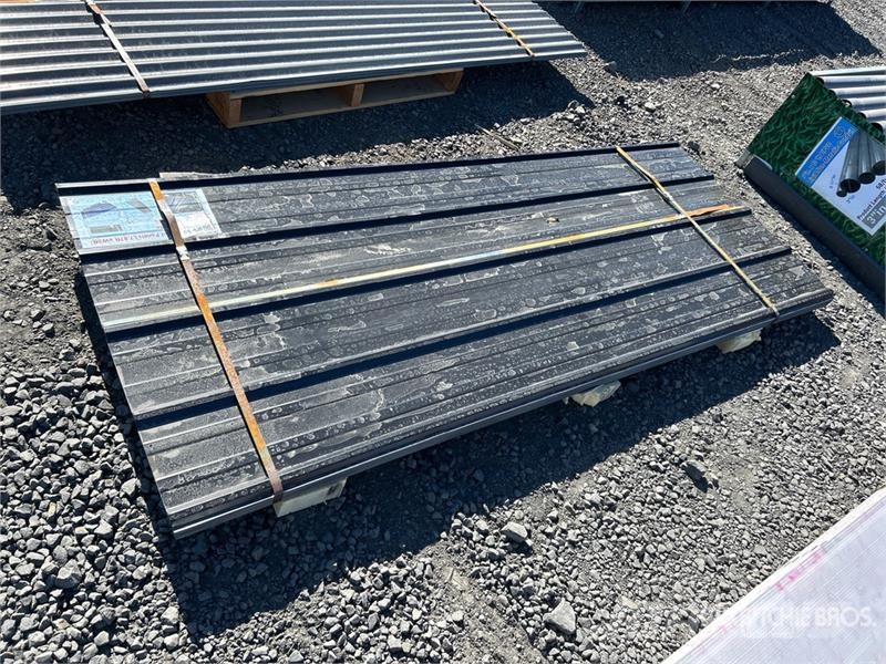  Quantity of (70) 8 ft x 3 ft Black Metal Roof Pane Talhas, guinchos e elevadores de materiais
